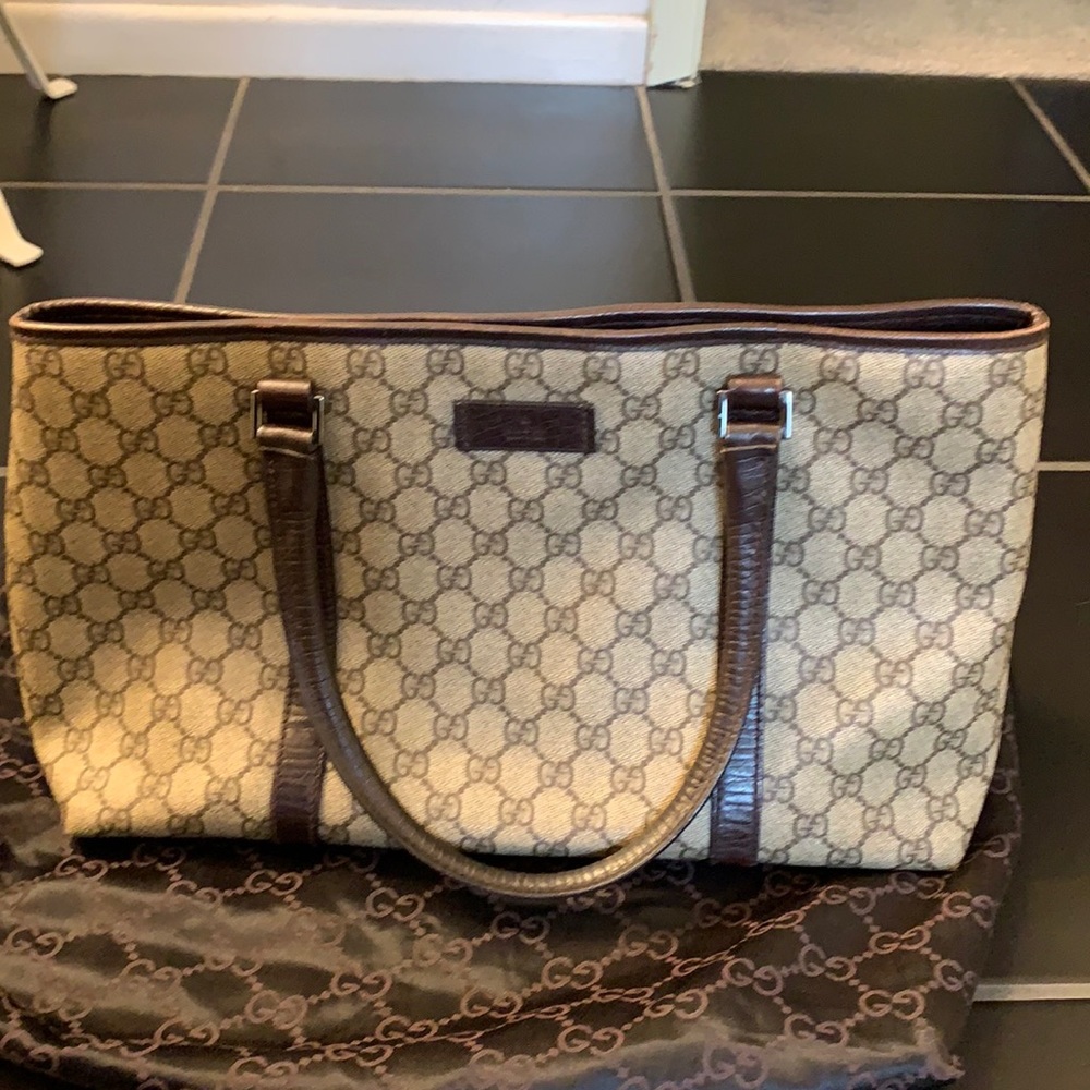 Gucci GG logo shoulder bag!!!